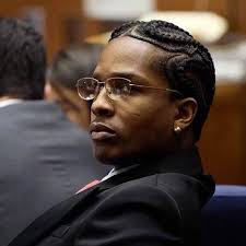 I want some "harmless intelligent brother" glasses 👓