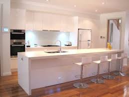 White Modern Kitchen Breakfast Bar Island Stools Glass Splashback Avec Images Cuisine Moderne Interieur De Cuisine Cuisines Design