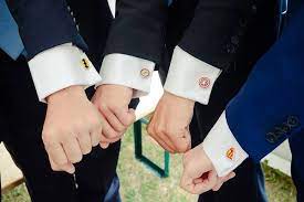 Le bouton de manchette est le symbole même de l'élégance masculine. Comment Mettre Bouton De Manchette Sur Chemise Normale Cados Idees Cadeaux