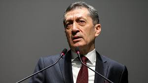 Kaynaklar cumhurbaşkanı'nın istifayı onayladığını belirtiyor. Milli Egitim Bakani Selcuk Tan 23 Nisan Mesaji