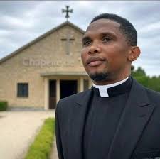 Samuel Eto'o, Francis Ngannou, Cédric Doumbe, Fabrice Ondoa and Aurélien  Tchouameni met around a table. A great moment of sharing between these sons  of Cameroon during this end of year Support