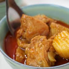 Burada ıslak tha hin (ဝက်သားဟင်း) olarak adlandırılan bir domuz eti köri. Massaman Curry Wikipedia