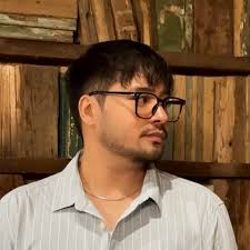 What is the best way to manage money while traveling in the Philippines?