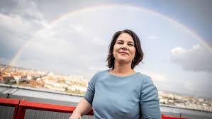 Januar 2018 ist sie bundesvorsitzende der grünen, gemeinsam mit robert habeck. Von Der Vergangenheit Eingeholt Neue Ungereimtheiten In Baerbocks Lebenslauf Rt De