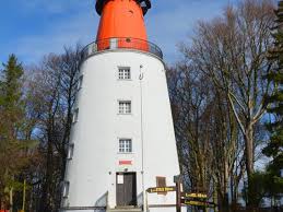 Latarnia morska na przylądku rozewie jest najstarszą i najbardziej wysuniętą na północ budowlą tego typu. Jastrzebia Gora Dwie Latarnie Morskie W Rozewiu