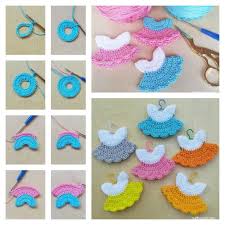 10 Crochet Mini Baby Shower Favors With Free Patterns Crochet Baby Crochet Patterns Baby Shower Souvenirs