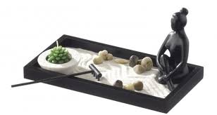 Contemporary mini zen gardens feature modern elements such as colored sand, mini trees and now you have a mini zen garden you can call your own! Zen Garten Miniatur Originelle Geschenke Und Geschenkideen