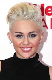 Miley Cyrus Hairstyles Over The Years Kisa Sac Sevimli Kisa Sac Orta Uzunlukta Sac Stilleri