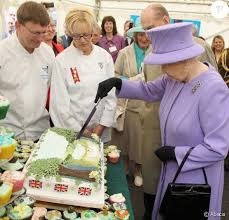 D'une texture humide, il est parfois servi avec du thé. Elizabeth Ii Passe Deja Au Gateau Celui Du Mariage De William Et Kate En Vente Purepeople