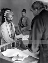 تنشر لأول مرة احد الشهود يؤدي القسم على القران الكريم امام قاضي محكمة لواء كركوك عام 1938 م Historical Figures Photo Historical