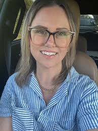 Can somebody help me with a smile instead of the marker in my mouth in a  photo with Yelawolf?