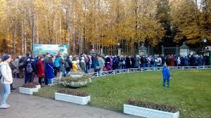 Он понравился мне с первого раза и навсегда. Peterburzhcy Stoyat V Ocheredyah Na Vhode V Pavlovskij Park