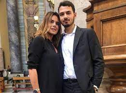 Paola perego nonna bis a 55 anni, la figlia giulia carnevale è incinta per la seconda volta giulia carnevale e filippo giovannelli aspettano il loro secondo figlio. Paola Perego Mio Figlio Riccardo Carnevale Dj In Sardegna E La Fatica Assurda Per Farsi Fare Un Tampone Corriere It