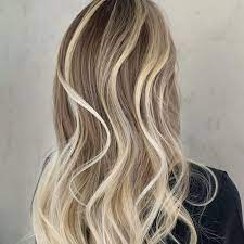 Embrace this nineties throwback with generous blonde ribbons through a brunette base, as seen in this creation by jesica mesa. Chunky Highlights The Complete Guide Wella Professionals