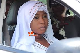 PEOPLE] #Toussaint : Carmen au cimetière de Williamsville sur la tombe de  Dj Arafat 😔🙏 📸: IRIS Medias