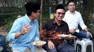 Mereka berdua menyempatkan diri makan gudeg sebagai makan siangnya. Sebelum Salat Jumat Sandi Dan Yusuf Mansur Makan Gudeg Dan Ketoprak Kumparan Com