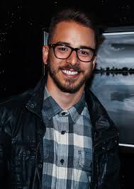 Foram longas horas de terapia e crises do pânico”, diz Junior Lima sobre  boatos de que era gay; assista