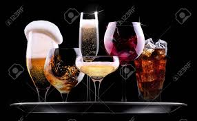 Werden sie zum barkeeper und beeindrucken sie ihre gäste mit ihrem professionellen barzubehör und ihren selbstgemachten cocktails. Tablett Mit Verschiedenen Getranke Auf Schwarzem Hintergrund Sekt Bier Cocktails Wein Schnaps Whisky Scotch Wodka Cognac Lizenzfreie Fotos Bilder Und Stock Fotografie Image 24388018