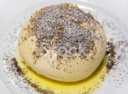 Je eet een käsekrainer met kren (verse mierikswortel), scherpe mosterd en een semmel. Germknodel Oostenrijkse Keuken Stockfoto S Freeimages Com