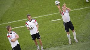 Son nom d'artiste est la contraction de son nom et de son prénom. Coupe Du Monde 2014 France Allemagne Seville 82 Ca Ne Parle Pas Aux Allemands Eurosport