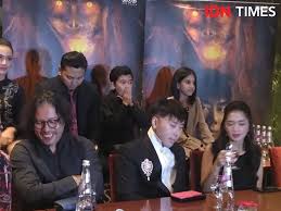 Roy merasa gagal melindungi sang adiknya. Perdana Main Film 10 Potret Roy Kiyoshi Yang Semakin Bersinar
