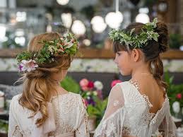 Tocado de comunion flores naturales como jacintos rosas y. Peinados Para Nina De Comunion Con Corona De Flores Buscar Peinados