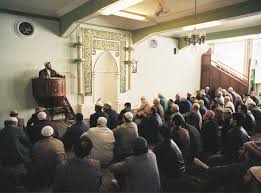 Nach der überlieferung erschien ihm im traum der engel gabriel und erzählte ihm von allah, dem gott der muslime, und darüber, wie die menschen nach dem willen allahs leben sollen. Islam Politik Fur Kinder Einfach Erklart Hanisauland De