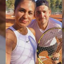 Das ist seine schöne Ehefrau! Und die ist keine Unbekannte