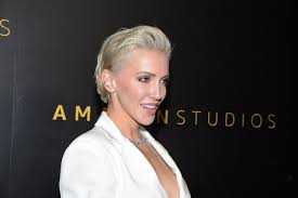 Katie and her husband, rodgers, filed for divorce on january 8, 2020. Katie Cassidy Kisses Favorite Little Guy On The Head But It S Not Her Son