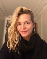 61-åriga Michelle Pfeiffer lägger upp en selfie utan smink. : r/pics