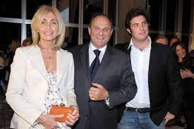 Avete mai pensato che c'è più gusto a. Gerry Scotti Figlio E Moglie Chi Sono E Cosa Fanno Edoardo E Gabriella