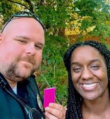 Police officer has heartfelt conversation with woman