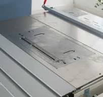 Gergaji kayu multifungsi, mesin pemotong presisi portabel elektrik pisau  ganda meja geser