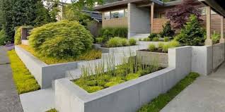 Taman ini dibentuk berundak dengan bagian pinggirnya dikelilingi oleh tanaman hijau yang dibuat serupa pagar. Desain Taman Depan Rumah Luas Yang Asri