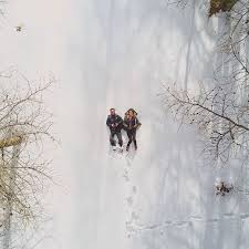 Banho de sol perto de arosa, anos 1940. O Mundo E Pouco Pra Nos Lheamo Snow Switzerland Love Casal Na Neve Couple In Snow Suica Drone Dr Fotos De Viagens Viagens Suica