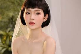 Nhịp Showbiz: Hiền Hồ tái xuất hậu ồn ào, Diễm Hương gợi cảm bên chồng