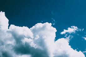 Soñar con nubes simboliza que nos sentimos angustiados por algo. Foto De Nubes En Un Cielo Azul Fotos De Stock Gratuitas
