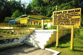Bukankah rambut itu adalah mahkota yang harusnya diperlihatkan kenapa kalian malah menyembunyikannya? itu adalah pertanyaan teman saya, tahun 2011, kelas 2 smp. Sejarah Borneo Siapa Dia Engku Puteri Rajahamidah Facebook