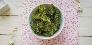 federkohl chips mit diesem rezept werden sie schon knusprig und wurzig kale chip recipes kale chips green snacks