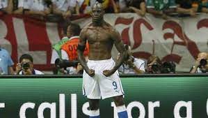 Mario balotelli è questo, genio e sregolatezza dentro e fuori dal campo. Balotelli A San Siro Per Italia Germania Derby