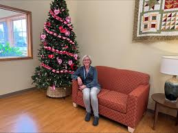 Hospice Volunteer Spotlight! Meet Heather Lisonbee. Heather began  volunteering in January 2024. She wanted to volunteer with hospice because  she began exploring career options after working as a Graphic Designer for 6