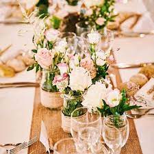 Un Chemin De Table Fleurie Une Occasion Particuliere De Quoi Faire Rev Decoration Table Mariage Champetre Mariages Champetre Chic Idee Deco Mariage Champetre