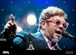 Elton john concert -Fotos und -Bildmaterial in hoher Auflösung