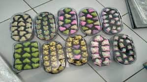 Karakter anime wanita, gambar anime chibi kavaii manga, gadis kecil yang lucu, putih, anak karakter anime wanita memegang gelas plastik putih dan hijau, the idolmaster cinderella girls rin. Modal Usaha Coklat Karakter Dan Coklat Praline