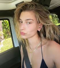 Hailey is good friends with kendall jenner, bella hadid, kylie jenner in march 2021, hailey bieber revealed that she, though, doesn't like wearing face masks as she has. 7 Jewelry Trends Hailey Bieber Wears Constantly Who What Wear