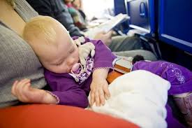 Wie lange sie warten sollten, bevor bevor sie ihr baby mit ins flugzeug nehmen und welche risiken es gibt. Mit Baby Fliegen Fliegen Mit Baby Auf Dem Schoss Wie Sicher Ist Der Loop Belt