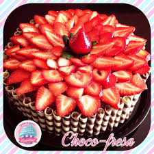 Un Hermoso Pastel Ademas Delicioso Pastel De Chocolate Relleno De Mermelada De Fresa Y Decorado Con Fresas Y Galletas Wa Food Waffle Cake Cake Desserts