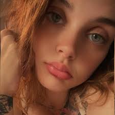 Who can recommend a last-minute hair stylist for a wash and style in  Benton, Arkansas today?