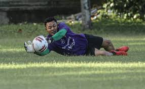 Liga 1 Kian Tak Jelas Kiper Timnas Kirim Puisi Ambyar