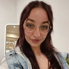 She just wants to be the center of attention. Then her fans will be saying  she was just enjoying herself and being supportive to Sabrina. LOL 😂  Taylor had always been that